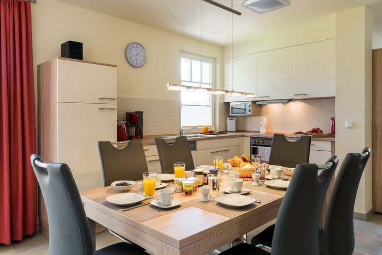 Ferienhaus Rügensonne Küche mit Esstisch 6 Personen